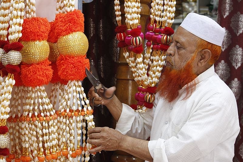 <strong>ಮಾಲೆ ಅಲಂಕರಿಸುತ್ತಿರುವ ಹಾಜಿ ಉಸ್ಮಾನ್ ಸಾಹೇಬ್ ಪಟವೇಗಾರ್</strong>