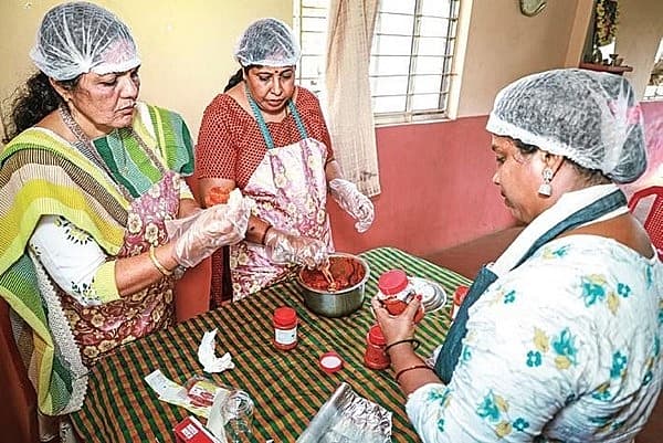 <strong>ಕಂದಾವರ ಗ್ರಾಮ ಪಂಚಾಯತಿ ಮಹಿಳೆಯರು ಉಪ್ಪಿನಕಾಯಿ ಬಾಟಲ್ ಪ್ಯಾಕ್ ಮಾಡುತ್ತಿರುವುದು </strong>