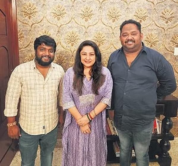 <strong>ನಿರ್ದೇಶಕ ಲೋಹಿತ್ ಹಾಗೂ ನಿರ್ಮಾಪಕ ರವಿರಾಜ್ ಜೊತೆಗೆ ನಟಿ ಪ್ರಿಯಾಂಕಾ ಉಪೇಂದ್ರ</strong>