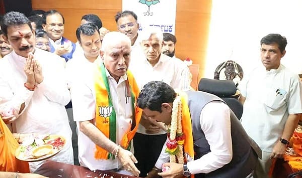 <strong>ರಾಜ್ಯಾಧ್ಯಕ್ಷರಾಗಿ ಅಧಿಕಾರ ಸ್ವೀಕರಿಸಿದ ಬಳಿಕ ತಂದೆ, ಮಾಜಿ ಮುಖ್ಯಮಂತ್ರಿ ಬಿ ಎಸ್ ಯಡಿಯೂರಪ್ಪ ಆಶೀರ್ವಾದ ಪಡೆದ ಬಿ ವೈ ವಿಜಯೇಂದ್ರ </strong>