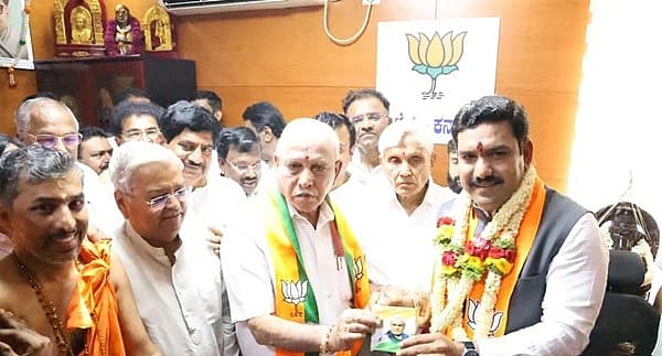 <strong>ಮಗನಿಗೆ ತಂದೆ ಬಿಎಸ್ ವೈ ಆಶೀರ್ವಾದ, ಶುಭಹಾರೈಕೆ</strong>
