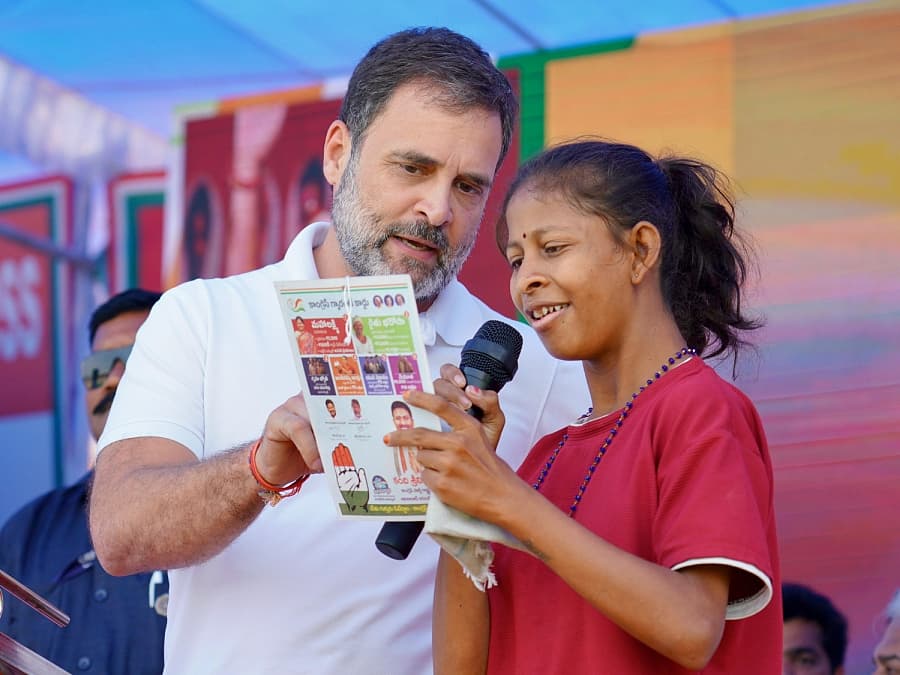 <strong>ತೆಲಂಗಾಣ ವಿಧಾನಸಭಾ ಚುನಾವಣೆಗೆ ಮುನ್ನ ವೇಮುಲವಾಡದಲ್ಲಿ ನಡೆದ ಸಾರ್ವಜನಿಕ ಸಭೆಯಲ್ಲಿ ಕಾಂಗ್ರೆಸ್ ನಾಯಕ ರಾಹುಲ್ ಗಾಂಧಿ ಯುವತಿಯೊಂದಿಗೆ ಸಂವಾದ ನಡೆಸಿದರು</strong>