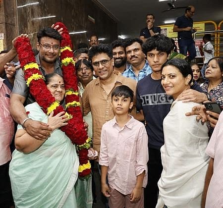 <strong>'ಡೆವಿಲ್-ದಿ ಹೀರೋ' ಸಿನಿಮಾದ ಮುಹೂರ್ತದಲ್ಲಿ ದರ್ಶನ್, ಪ್ರಕಾಶ್ ವೀರ್</strong>