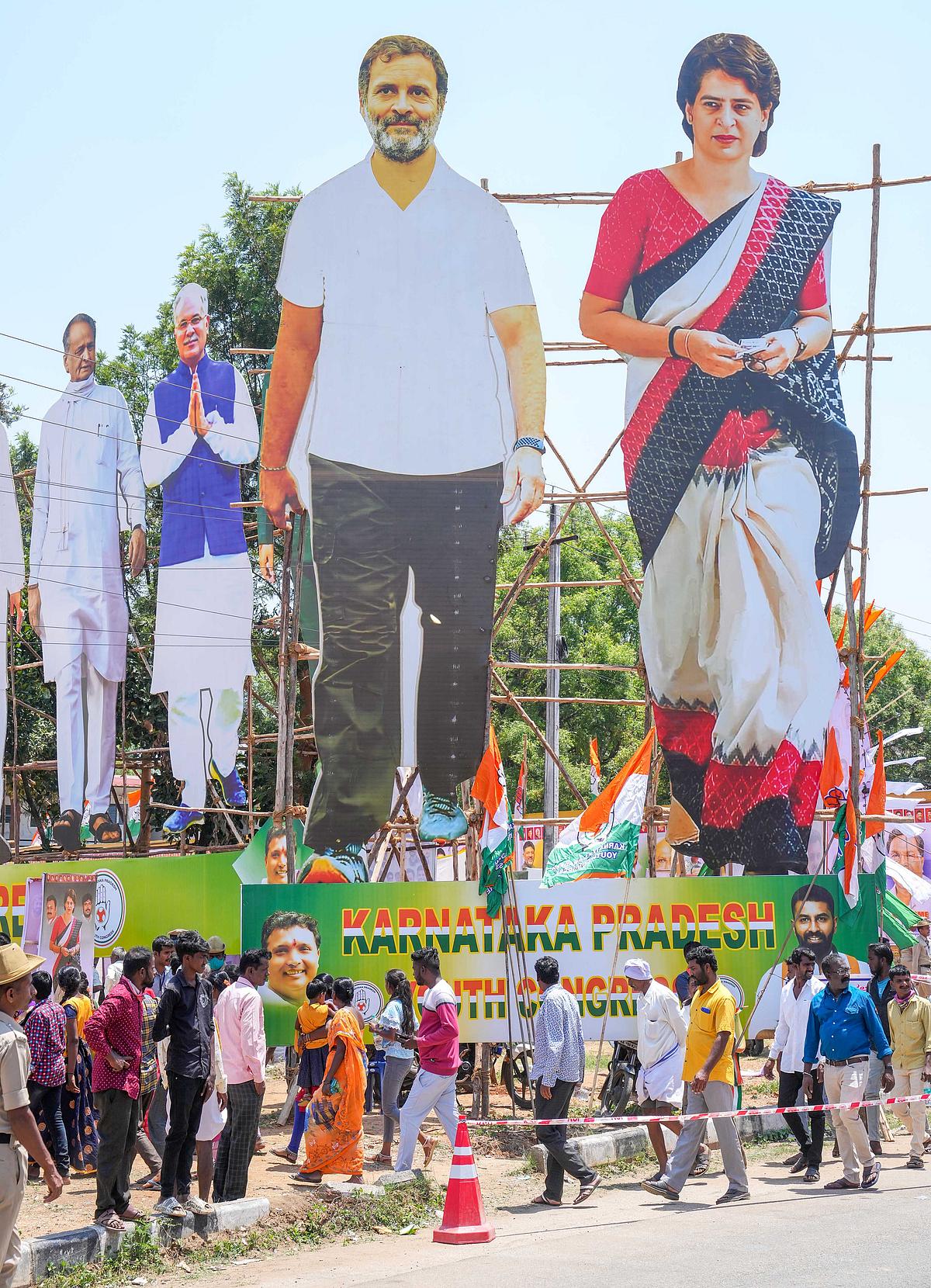 <strong>ಸಾರ್ವಜನಿಕ ಸಭೆಯ ಸ್ಥಳದಲ್ಲಿ ಸ್ಥಾಪಿಸಲಾದ ರಾಹುಲ್ ಗಾಂಧಿ ಮತ್ತು ಪ್ರಿಯಾಂಕಾ ಗಾಂಧಿ ವಾದ್ರಾ ಅವರ ಕಟೌಟ್‌ಗಳು</strong>