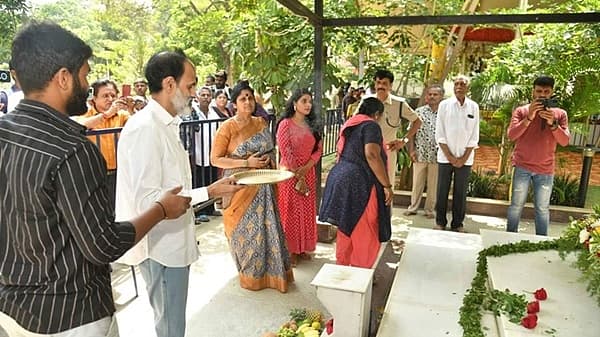 <strong>ಇಂದು ಕಂಠೀರವ ಸ್ಟುಡಿಯೊದಲ್ಲಿ ಡಾ ರಾಜ್ ಕುಮಾರ್ ಸಮಾಧಿಗೆ ಕುಟುಂಬಸ್ಥರಿಂದ ಪೂಜೆ </strong>