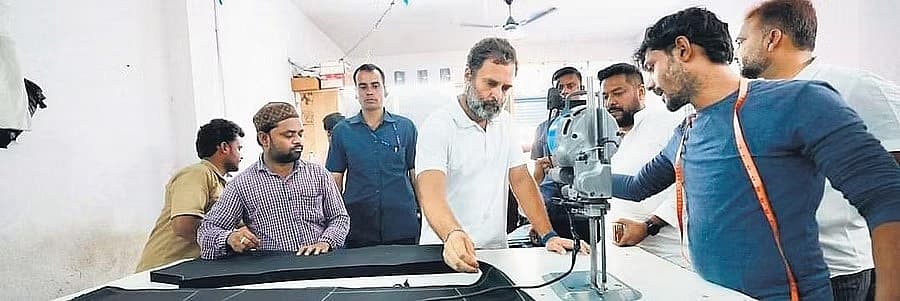 <em><strong>2023ರ ವಿಧಾನಸಭಾ ಚುನಾವಣೆ ವೇಳೆ ಬಳ್ಳಾರಿಯ ಜೀನ್ಸ್ ಉತ್ಪಾದನಾ ಘಟಕಕ್ಕೆ ಭೇಟಿ ನೀಡಿದ್ದ ರಾಹುಲ್ ಗಾಂಧಿ</strong></em>