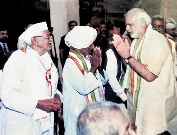 <strong>2015ರಲ್ಲಿ ದೆಹಲಿಯಲ್ಲಿ ರಾಷ್ಟ್ರಪತಿ ಭವನದಲ್ಲಿ ಪ್ರಧಾನಿ ನರೇಂದ್ರ ಮೋದಿಯವರನ್ನು ಭೇಟಿ ಮಾಡಿದ್ದ ಸಂದರ್ಭ</strong>