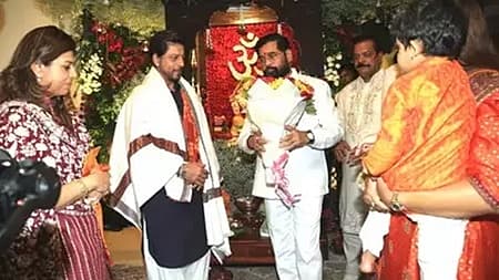 <strong>ಸಿಎಂ ಏಕನಾಥ್ ಶಿಂಧೆ ನಿವಾಸದಲ್ಲಿ ಗಣಪತಿ ಪೂಜೆಯಲ್ಲಿ ಖಾರುಖ್ ಕಾನ್</strong>