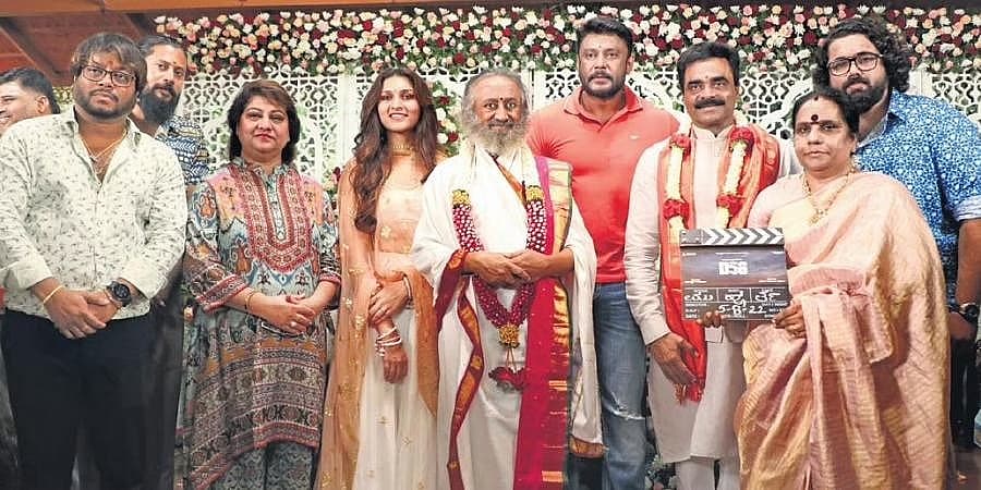 <strong>ಚಾಲೆಂಜಿಂಗ್ ಸ್ಟಾರ್ ದರ್ಶನ್ ಅಭಿನಯದ 56ನೇ ಸಿನಿಮಾ ಮುಹೂರ್ತದ ದೃಶ್ಯ.</strong>