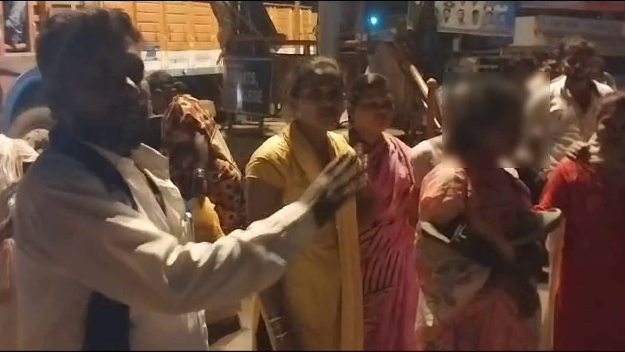 <strong>ಮಹಿಳೆಗೆ ಚಪ್ಪಲಿ ಹಾರ ಹಾಕಿ ಮೆರವಣಿಗೆ</strong>